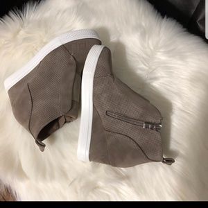 🔥Last one! Taupe wedge sneaker🔥